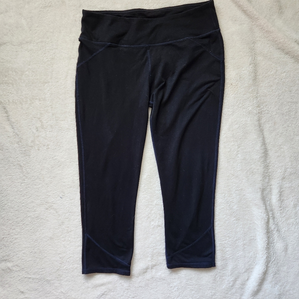 Fabletics Capri Powerhold Black Leggings Size M